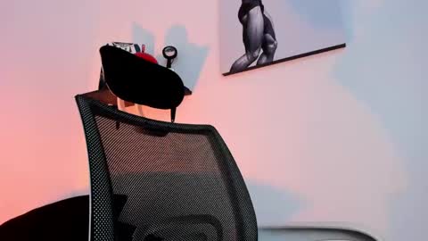 Snapshot of liamreigns_ chatting on March 4, 10:49 pm liam online show from March 4, 10:49 pm