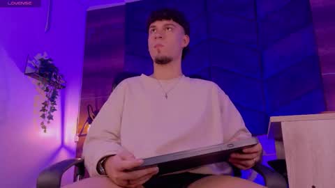 Snapshot of liamthunder05_ chatting on November 10, 2:54 am Liam Thunder online show from November 10, 2:54 am