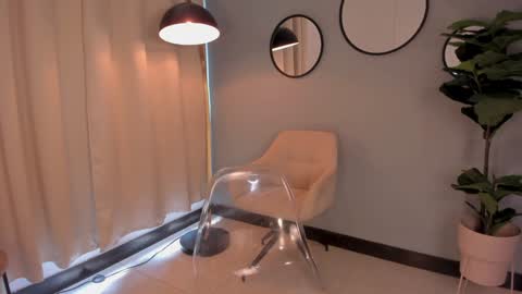 Snapshot of liapearce chatting on December 4, 5:00 pm Lia online show from December 4, 5:00 pm