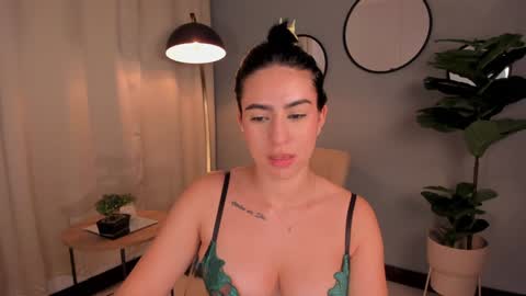 Snapshot of liapearce chatting on December 11, 11:43 pm Lia online show from December 11, 11:43 pm