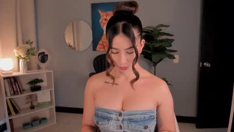 Snapshot of liapearce chatting on December 19, 2:24 pm Lia online show from December 19, 2:24 pm