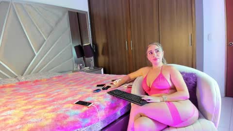 Snapshot of liarussell_ chatting on September 23, 11:02 am lia online show from September 23, 11:02 am