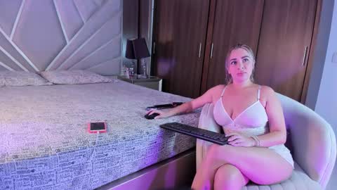 Snapshot of liarussell_ chatting on September 28, 11:10 pm lia online show from September 28, 11:10 pm