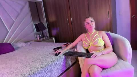 Snapshot of liarussell_ chatting on October 7, 9:34 pm lia online show from October 7, 9:34 pm