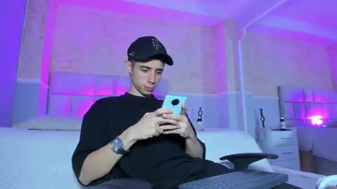 L I I A M online show from March 3, 2:48 pm