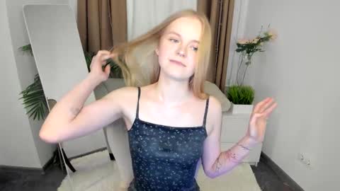 Snapshot of lil_cookie_monster chatting on March 4, 12:22 pm Erica online show from March 4, 12:22 pm