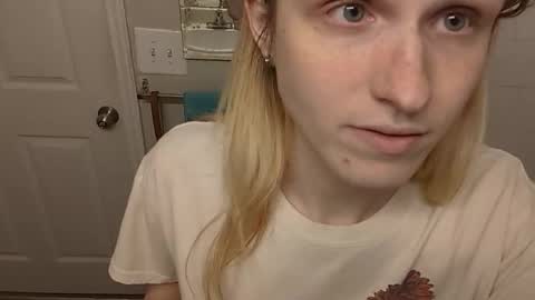 Snapshot of lil_gem chatting on November 19, 10:21 pm lil gemmie online show from November 19, 10:21 pm