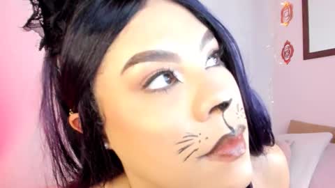 Snapshot of lil_swaay chatting on October 31, 11:50 pm Lola online show from October 31, 11:50 pm