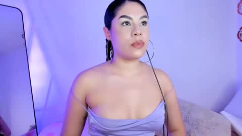 Snapshot of lil_swaay chatting on November 8, 2:01 am Lola online show from November 8, 2:01 am