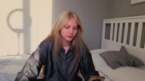 Snapshot of lil_tasty33 chatting on October 15, 10:04 am Emma online show from October 15, 10:04 am