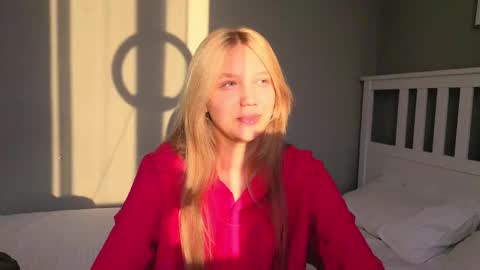 Snapshot of lil_tasty33 chatting on October 22, 9:53 am Emma online show from October 22, 9:53 am