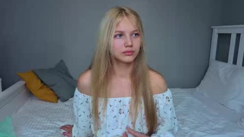 Snapshot of lil_tasty33 chatting on October 23, 9:52 am Emma online show from October 23, 9:52 am