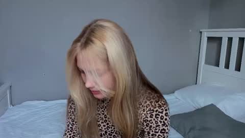 Snapshot of lil_tasty33 chatting on November 1, 8:05 am Emma online show from November 1, 8:05 am