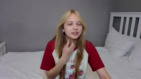 Snapshot of lil_tasty33 chatting on November 4, 7:07 am Emma online show from November 4, 7:07 am