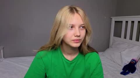 Snapshot of lil_tasty33 chatting on November 7, 9:31 am Emma online show from November 7, 9:31 am