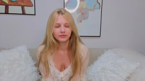 Snapshot of lil_tasty33 chatting on November 8, 10:26 am Emma online show from November 8, 10:26 am