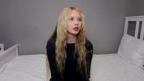 Snapshot of lil_tasty33 chatting on November 11, 9:42 am Emma online show from November 11, 9:42 am