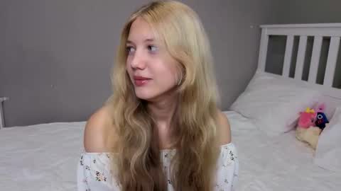 Snapshot of lil_tasty33 chatting on November 12, 10:04 am Emma online show from November 12, 10:04 am