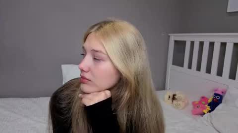 Snapshot of lil_tasty33 chatting on November 13, 10:03 am Emma online show from November 13, 10:03 am