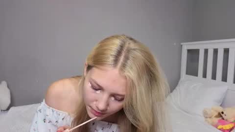 Snapshot of lil_tasty33 chatting on November 14, 10:03 am Emma online show from November 14, 10:03 am