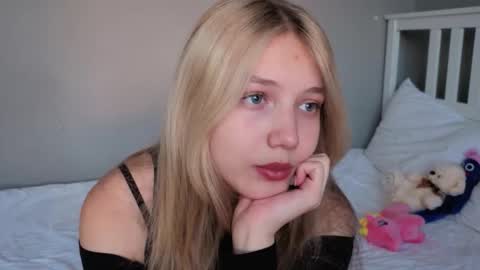 Snapshot of lil_tasty33 chatting on November 17, 9:59 am Emma online show from November 17, 9:59 am