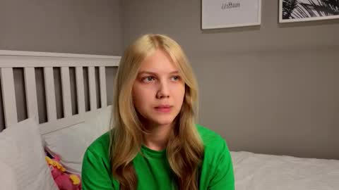 Snapshot of lil_tasty33 chatting on December 2, 10:42 am Emma online show from December 2, 10:42 am