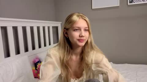 Snapshot of lil_tasty33 chatting on December 4, 9:51 am Emma online show from December 4, 9:51 am