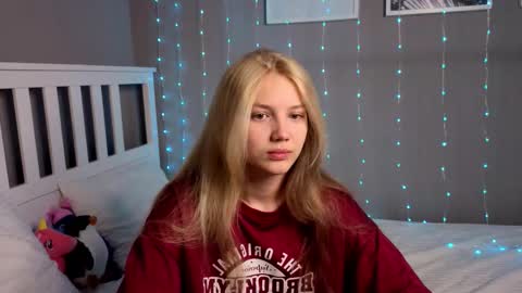 Snapshot of lil_tasty33 chatting on December 15, 10:52 am Emma online show from December 15, 10:52 am