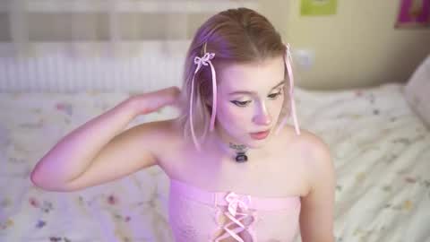 Snapshot of lil_tweety chatting on November 15, 7:43 pm Rina online show from November 15, 7:43 pm