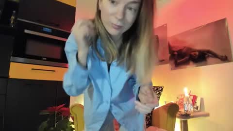 Snapshot of lil_uff chatting on December 4, 10:18 pm aka princessmaya online show from December 4, 10:18 pm