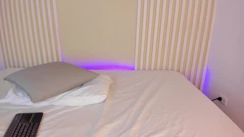 Snapshot of lila_cohen chatting on November 19, 3:39 am L I L A online show from November 19, 3:39 am