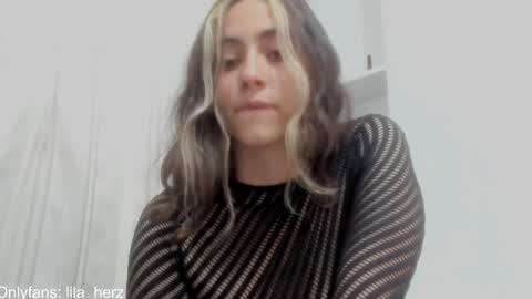 Snapshot of lila_herz chatting on December 9, 11:03 pm Ren online show from December 9, 11:03 pm