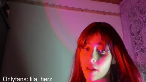 Snapshot of lila_herz chatting on October 25, 3:47 am Ren online show from October 25, 3:47 am