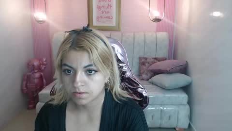 Snapshot of lili_conor_s chatting on February 21, 7:23 am Lili online show from February 21, 7:23 am