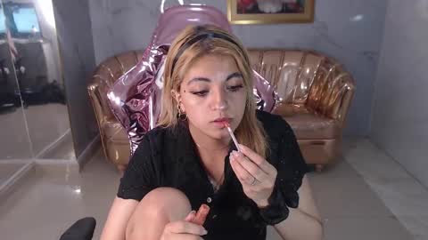 Snapshot of lili_conor_s chatting on February 25, 8:19 pm Lili online show from February 25, 8:19 pm