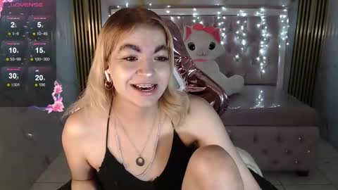 Snapshot of lili_conor_s chatting on October 1, 4:18 am Lili online show from October 1, 4:18 am