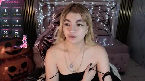 Snapshot of lili_conor_s chatting on October 22, 3:29 am Lili online show from October 22, 3:29 am