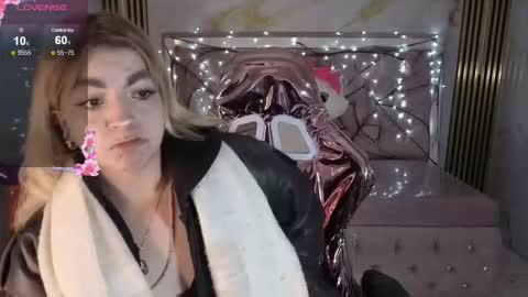 Snapshot of lili_conor_s chatting on October 23, 3:28 am Lili online show from October 23, 3:28 am