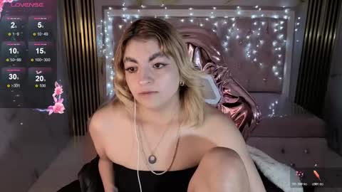 Snapshot of lili_conor_s chatting on November 6, 3:51 am Lili online show from November 6, 3:51 am