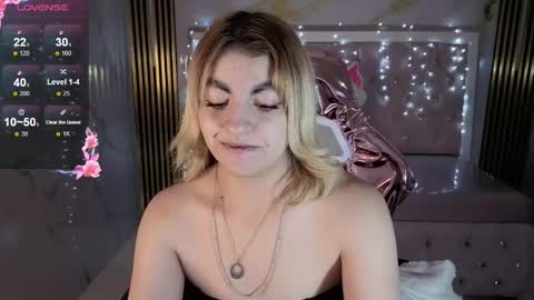 Snapshot of lili_conor_s chatting on November 11, 3:28 am Lili online show from November 11, 3:28 am