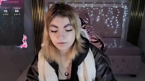 Snapshot of lili_conor_s chatting on November 18, 3:12 am Lili online show from November 18, 3:12 am