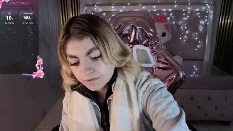 Snapshot of lili_conor_s chatting on November 19, 3:06 am Lili online show from November 19, 3:06 am