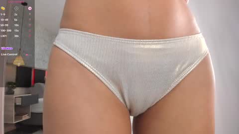 Snapshot of lili_foxy chatting on February 19, 3:27 pm lili online show from February 19, 3:27 pm