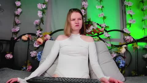 Snapshot of lilianslow chatting on January 19, 1:22 pm hi guys Im new here Im 18 years oldIve never had sex online show from January 19, 1:22 pm