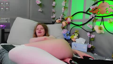 Snapshot of lilianslow chatting on January 25, 8:53 pm hi guys Im new here Im 18 years oldIve never had sex online show from January 25, 8:53 pm