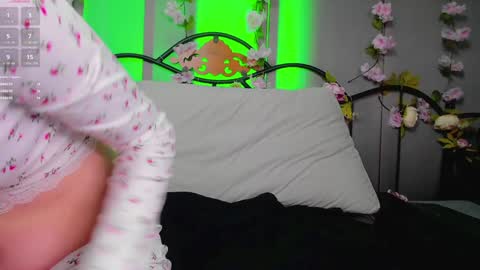 Snapshot of lilianslow chatting on January 26, 1:58 pm hi guys Im new here Im 18 years oldIve never had sex online show from January 26, 1:58 pm