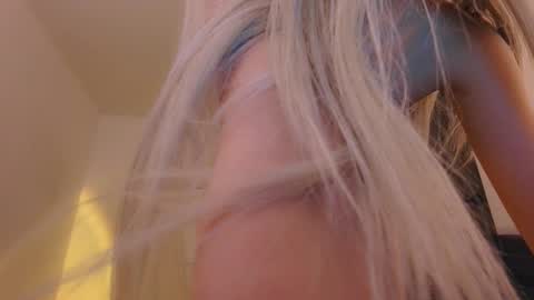 Snapshot of lilicherry_ chatting on November 14, 10:40 pm Lili online show from November 14, 10:40 pm