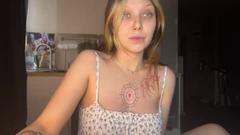 Snapshot of lilies_and_minipoots chatting on October 24, 5:04 am Sonechka online show from October 24, 5:04 am