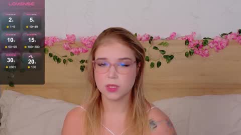 Snapshot of lilith_bonheur chatting on October 27, 8:46 pm Lilith Bonheur online show from October 27, 8:46 pm
