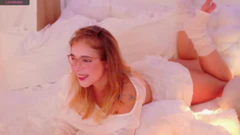 Snapshot of lilith_bonheur chatting on December 1, 12:43 pm Lilith Bonheur online show from December 1, 12:43 pm